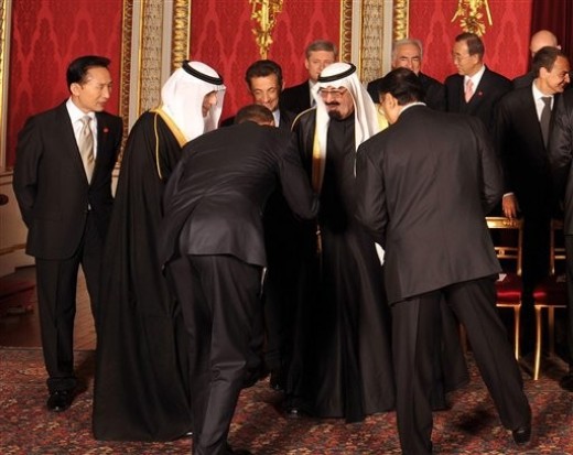 Obama Bowing to Saudi King.jpg
